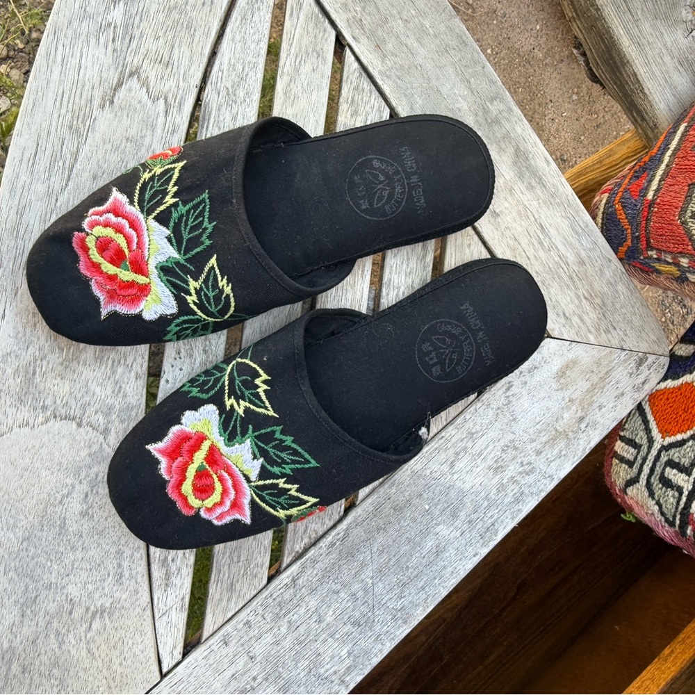 Embroidered Floral Print Black Slippers